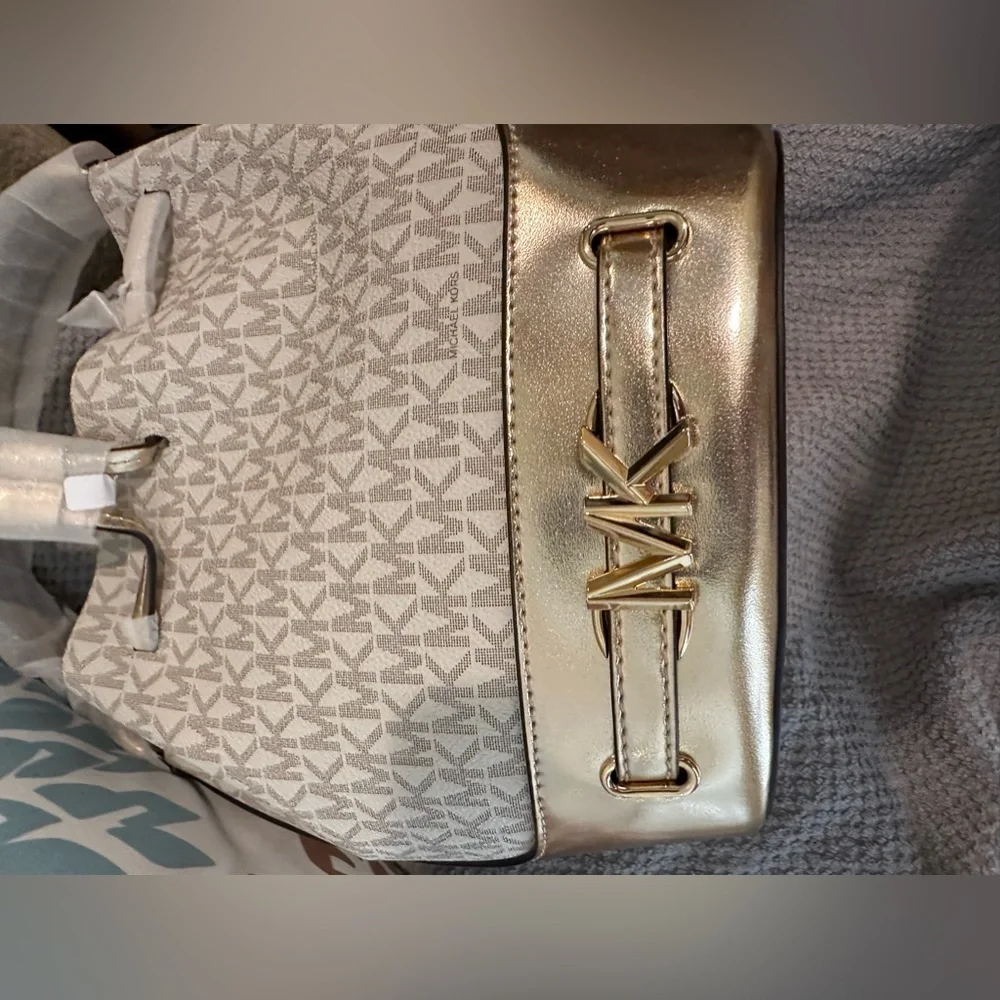 Michael Kors- REED 35S4G6RM6M VANL/PLGOLD MD BELTED BUCKT MSGR - NWT - Picture 8 of 16